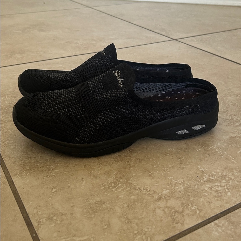 Women’s Skechers Black Slip-On Knit Walking Shoes Size 8.5 - Picture 3 of 6